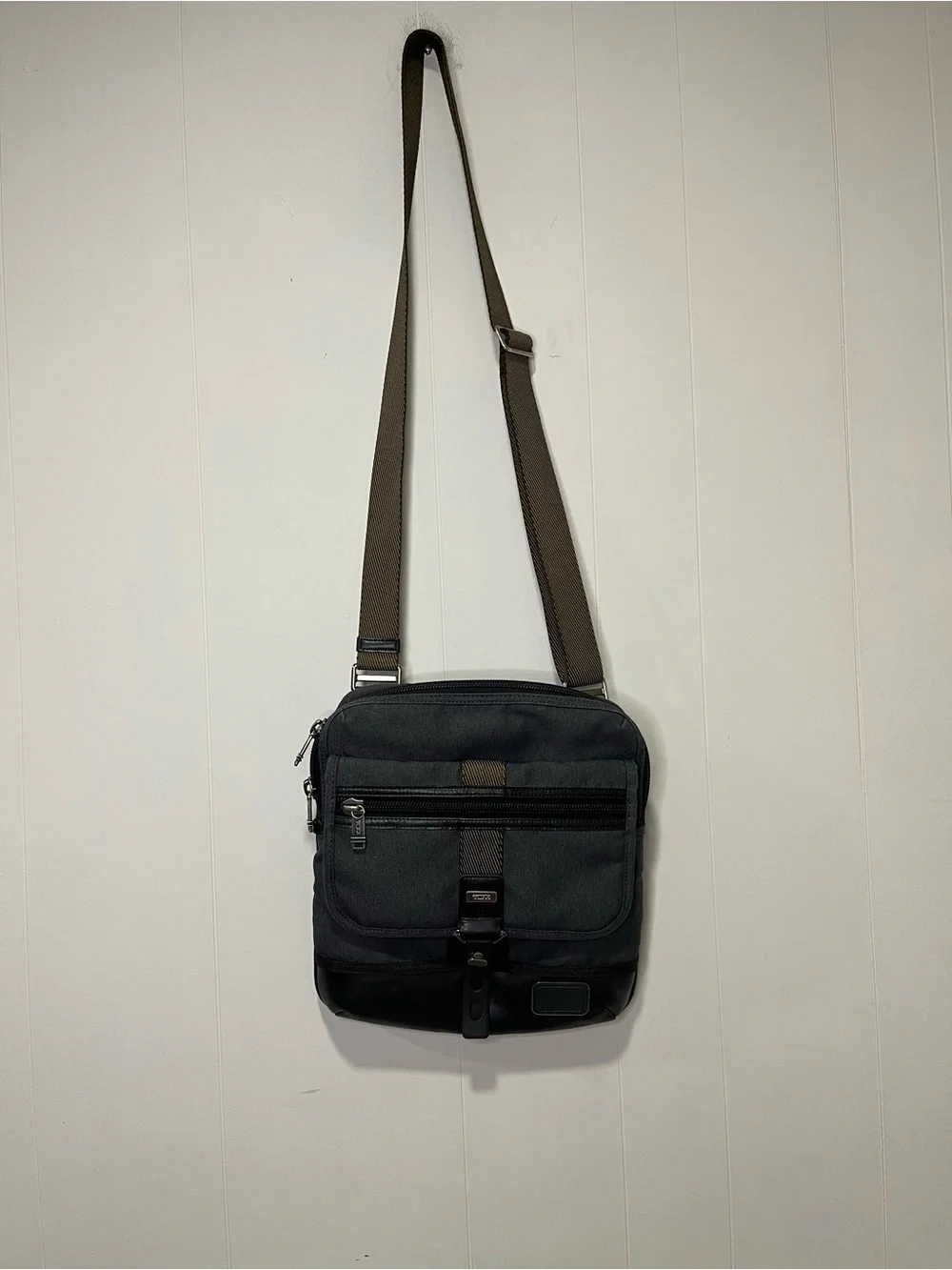 Tumi Alpha Bravo Annapolis Shoulder Bag Business Casual Leather Luxury Premium